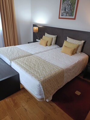 Minibar, trang trí khác biệt, bàn, phòng cách âm 