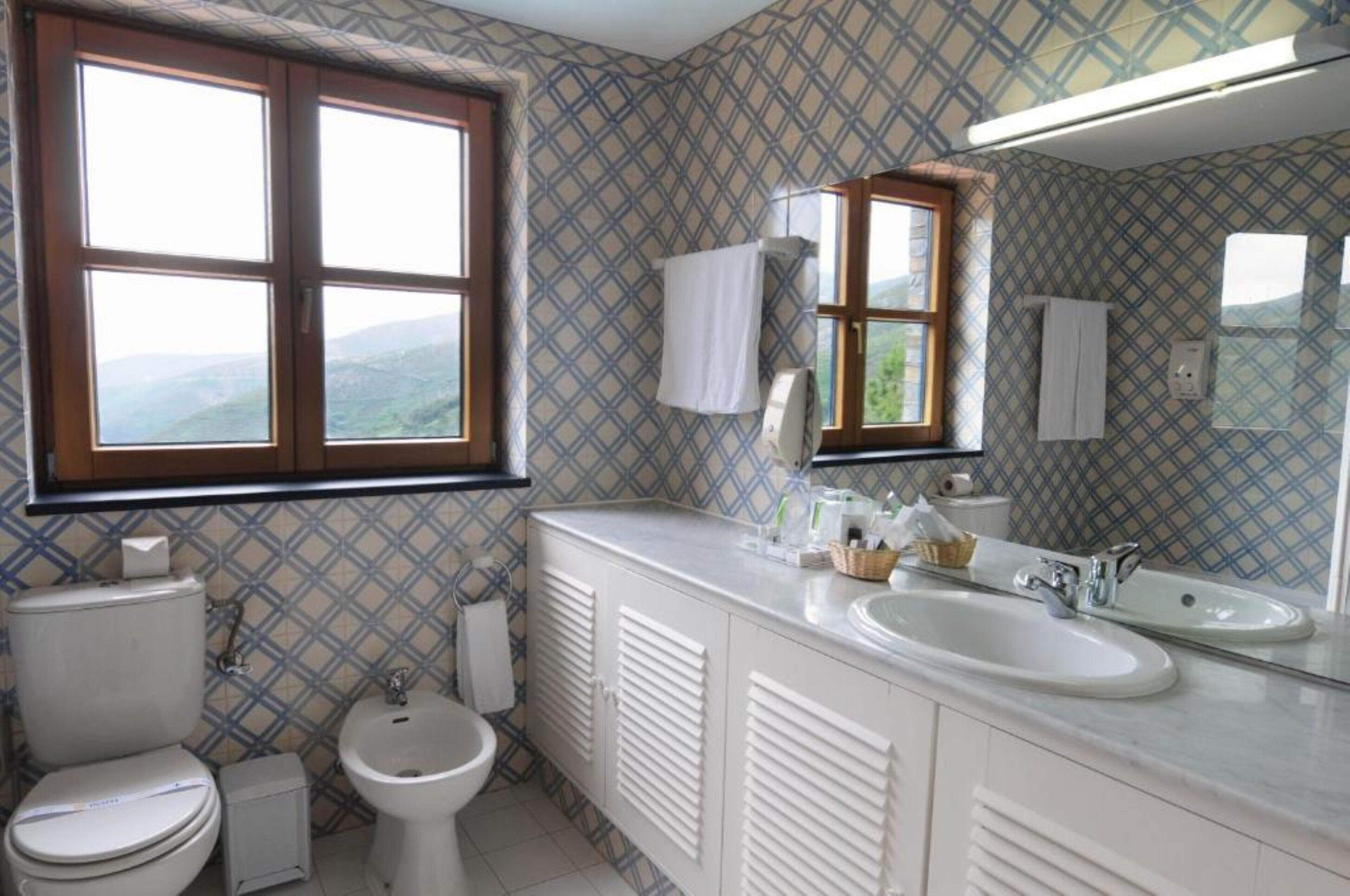 free toiletries, towels