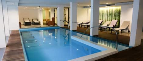 Sisäuima-allas, kauden mukainen ulkouima-allas