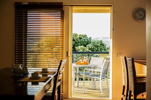 Tabla de planchar con plancha, wifi gratis y ropa de cama 