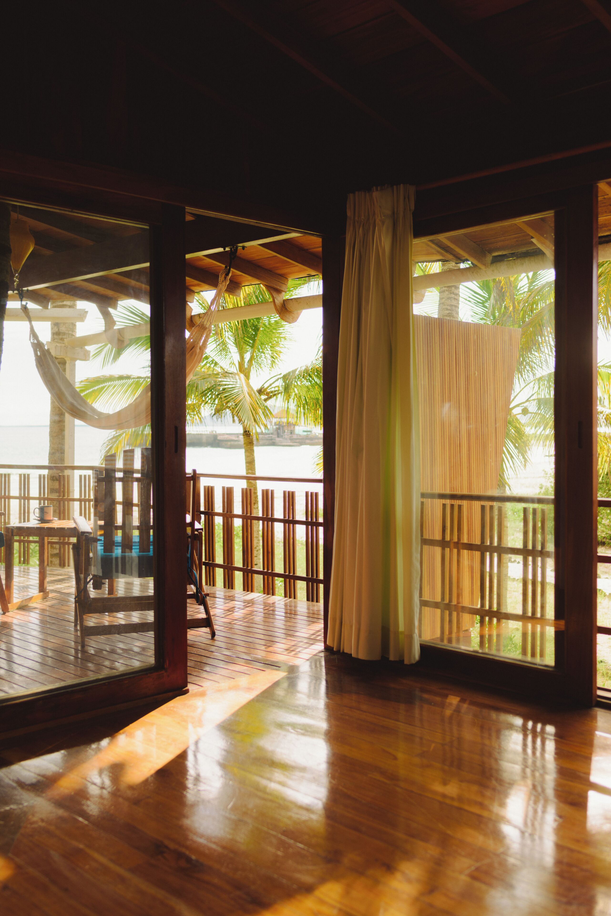 1 King Bed Ocean Front | Living area