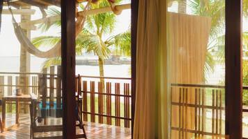 1 King Bed Ocean Front | Living area