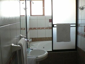 Superior Double Room | Bathroom | Jetted tub, free toiletries, hair dryer, slippers - Hotel Colomba (Independencia)