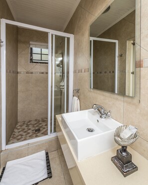 Basic-Doppelzimmer, 1 Schlafzimmer | Badezimmer | Dusche, Haartrockner