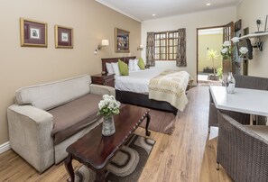 Individually decorated, individually furnished, iron/ironing board - Algoa Guesthouse Summerstrand (Port Elizabeth)