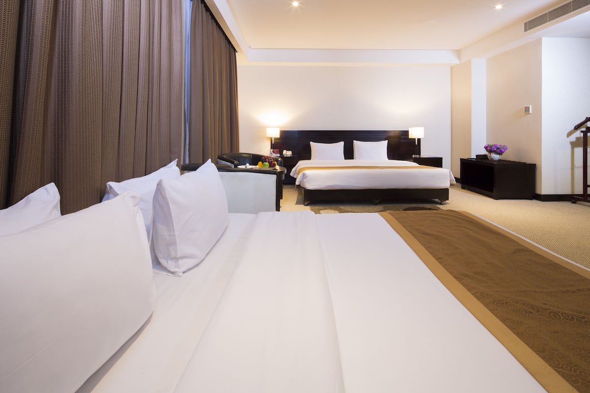 Premium bedding, down comforters, minibar, in-room safe