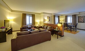 Ropa de cama de alta calidad, cubrecamas y minibar 