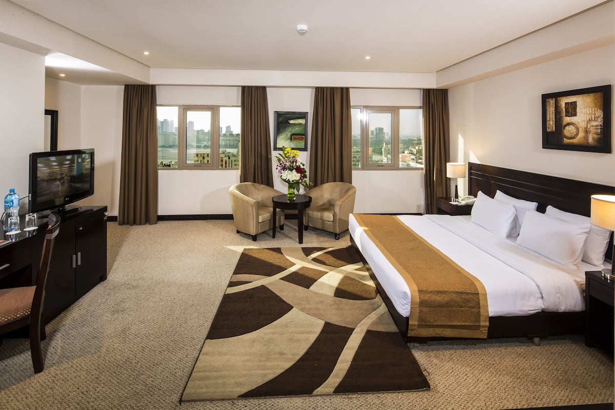Premium bedding, down comforters, minibar, in-room safe