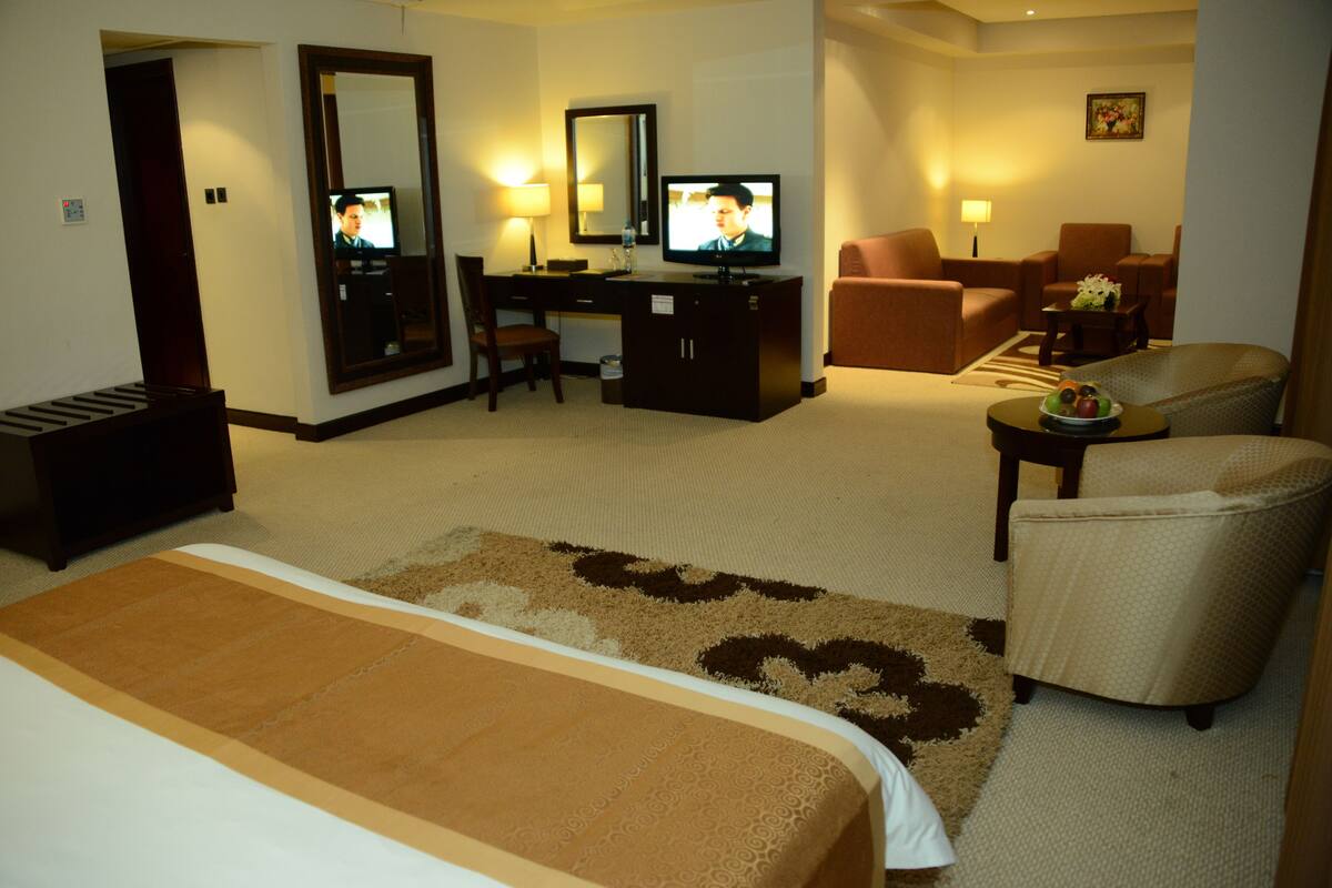 Junior Studio Suite, 1 King Bed | Premium bedding, down comforters, minibar, in-room safe