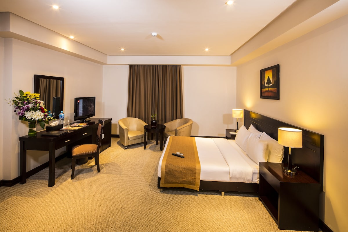 Premium bedding, down comforters, minibar, in-room safe