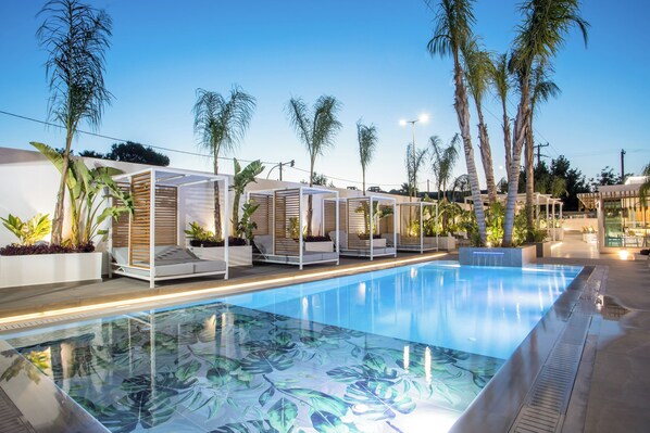 Außenpool (je nach Saison geöffnet), Sonnenschirme, Liegestühle