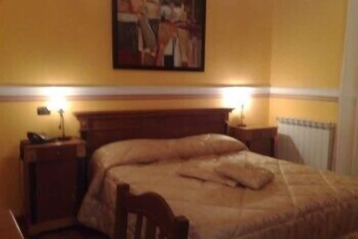 double room | in-room safe, desk, rollaway beds, free wifi
