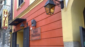 A hotel facade with a sign reading "Hotel Amadeus" and a "HOTEL" sign above it. - Hotel Amadeus (Caserta)
