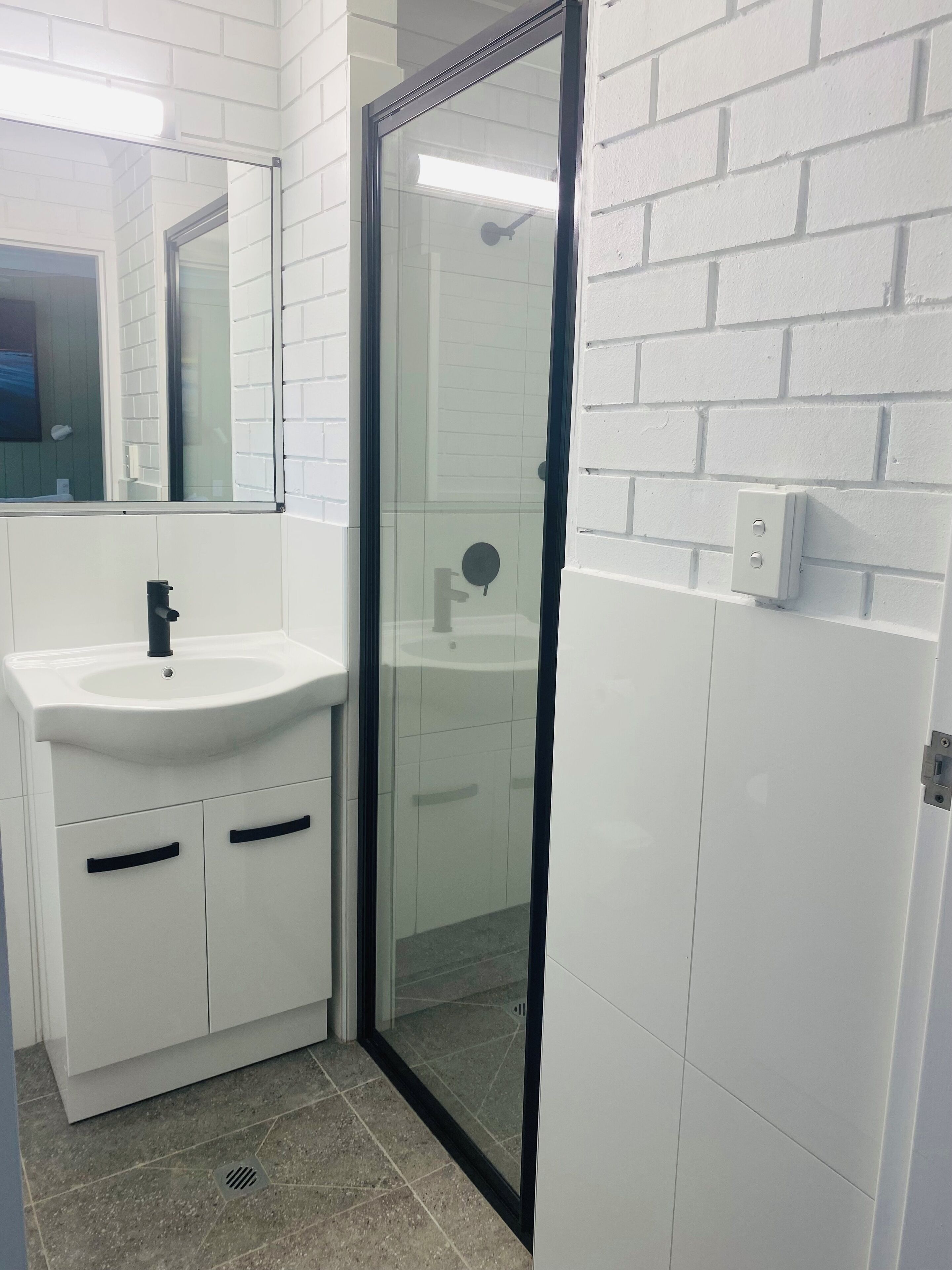 Camera familiare | Bagno | Doccia, set di cortesia gratuito, asciugacapelli, asciugamani