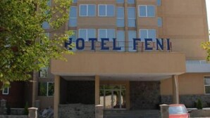 A building with a sign that reads "HOTEL FENI". - Hotel Feni (Kavadarci)
