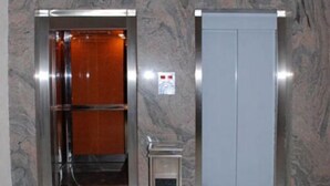 An elevator with a metallic finish and a marble wall. - Hotel Feni (Kavadarci)