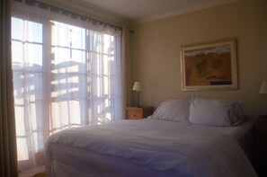 Dobbeltrom, terrasse | Utsikt mot ås