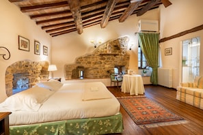 Junior Suite | Premium bedding, minibar, in-room safe, desk - Castello di Petrata (Assisi)