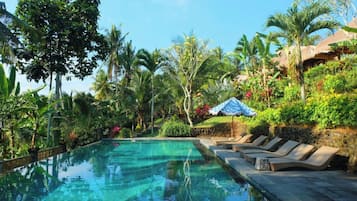 2 outdoor pools