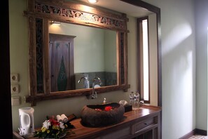 Rice Terrace Suite | Bathroom amenities | Shower, towels - Puri Taman Sari Hotel (Mengwi)