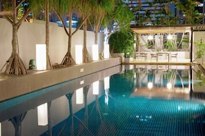 Outdoor pool, pool umbrellas, sun loungers