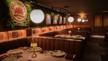 2 restaurants; breakfast, lunch and dinner served
