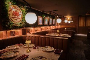 2 restaurants; breakfast, lunch and dinner served  - PARK PLAZA BANGKOK SOI 18 (Bangkok)
