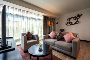 Edredón, minibar, caja de seguridad en la habitación y escritorio 