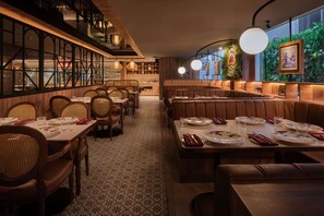 2 restaurants, breakfast, lunch served; local and international cuisine