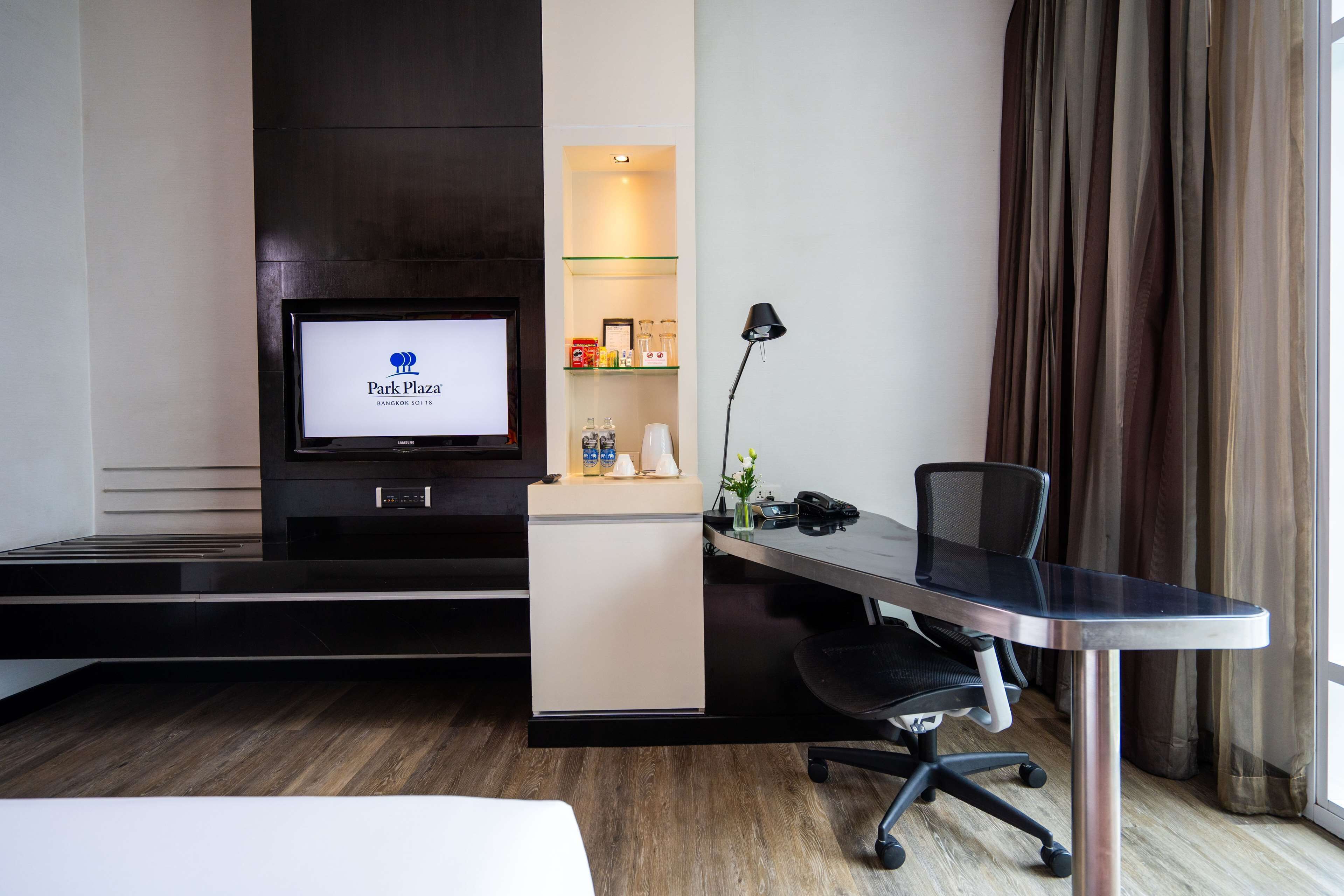 deluxe room, city view | minibar, in-room safe, desk, blackout curtains