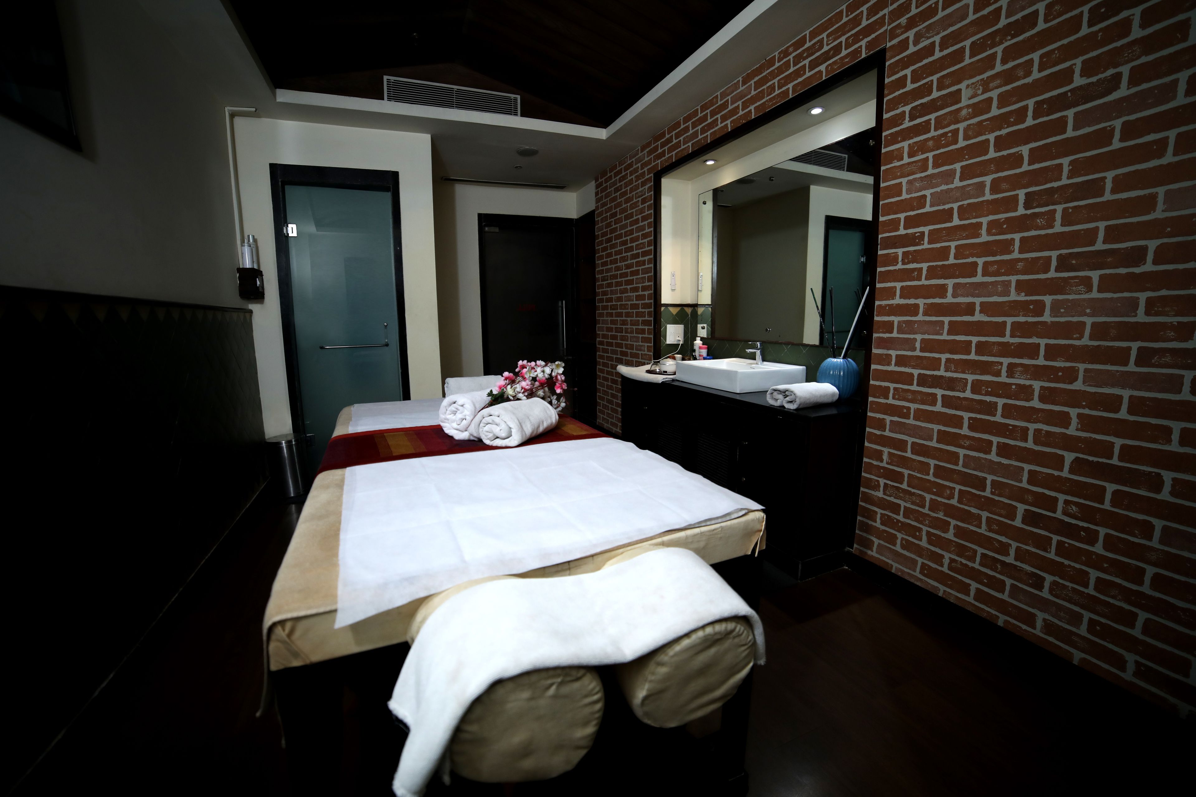 Body treatments, body scrubs, 2 treatment rooms, massages