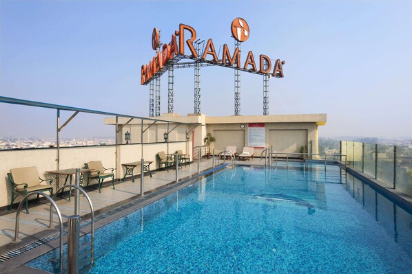 Seasonal outdoor pool - Ramada by Wyndham Jalandhar City Centre (Jalandhar)