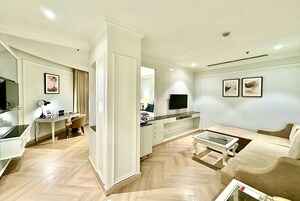 Deluxe Suite, 1 King Bed | In-room safe, desk, iron/ironing board, cribs/infant beds