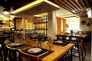 Ze serveren er ontbijt, lunch en diner 