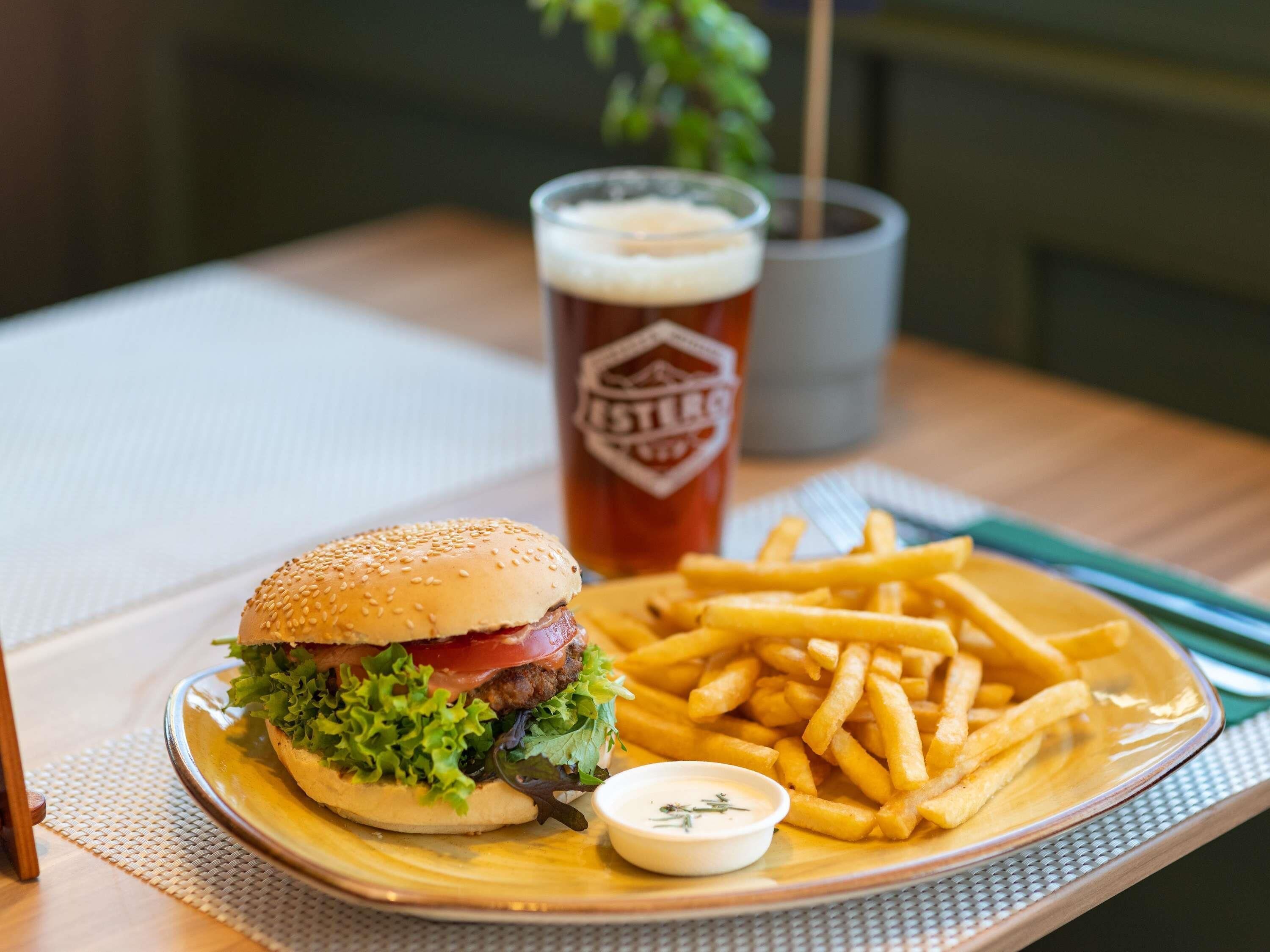 Una galeta amb patates fregides i una cervesa sobre un plat.