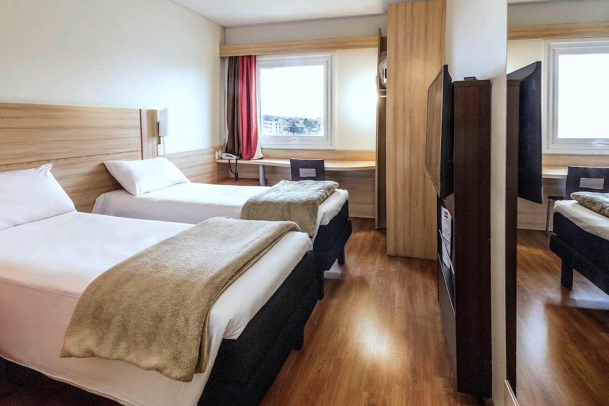 Standard Room, 2 Twin Beds | In-room safe, desk, cribs (free), WiFi (free)