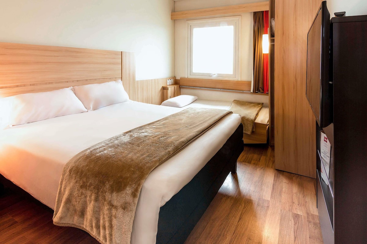 Room, Multiple Beds | In-room safe, desk, free cribs/infant beds, free WiFi