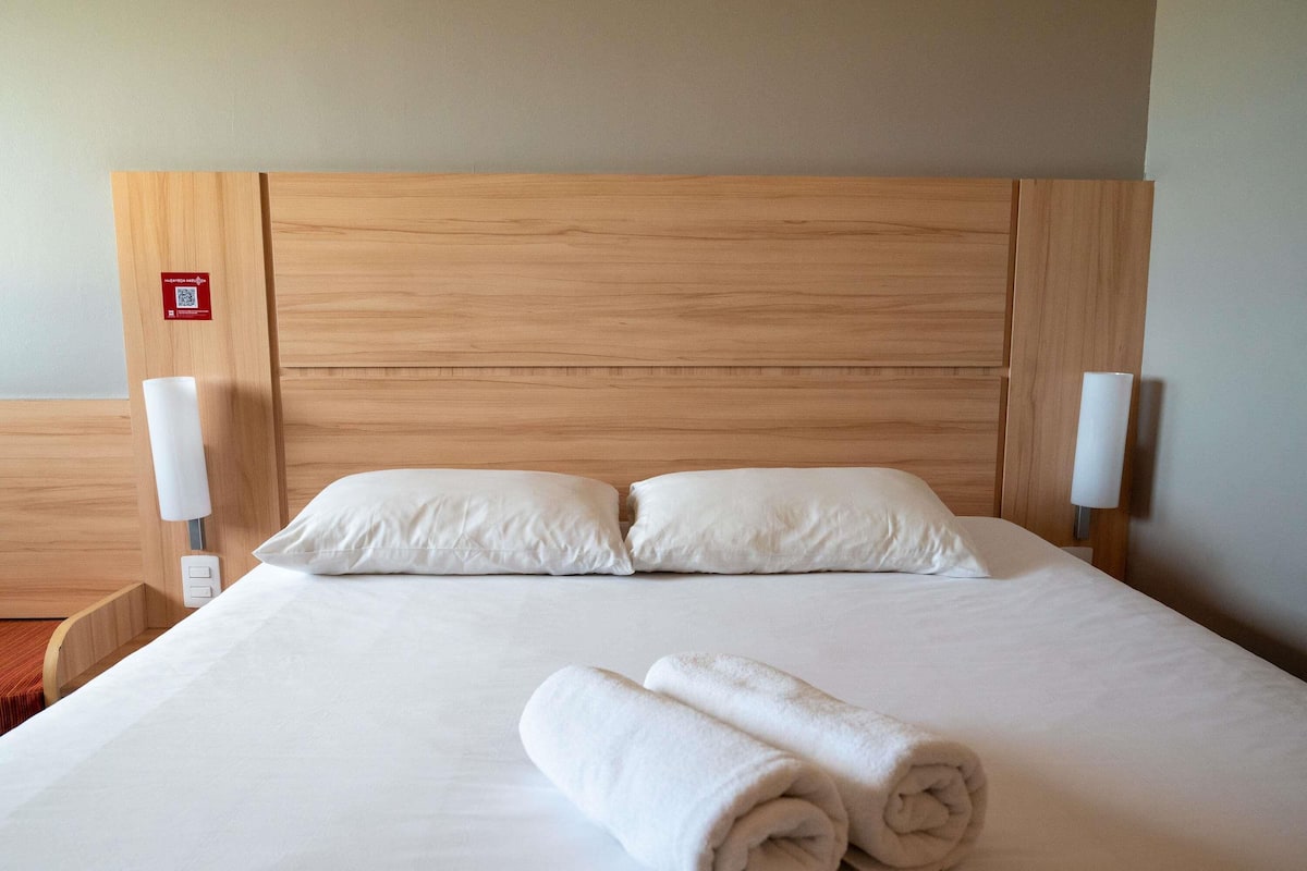 Caja de seguridad en la habitación, escritorio y cunas gratuitas