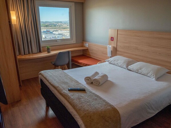 Standardzimmer, 1 Doppelbett | Zimmersafe, Schreibtisch, kostenlose Babybetten, kostenloses WLAN