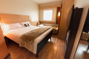 Chambre, plusieurs lits | Coffres-forts dans les chambres, bureau, lits bébé (gratuits)