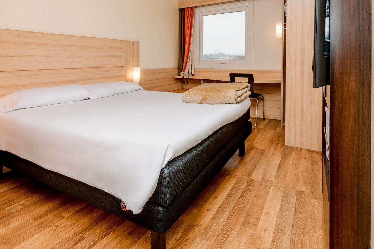 Standardzimmer, 1 Doppelbett | Zimmersafe, Schreibtisch, kostenlose Babybetten, kostenloses WLAN