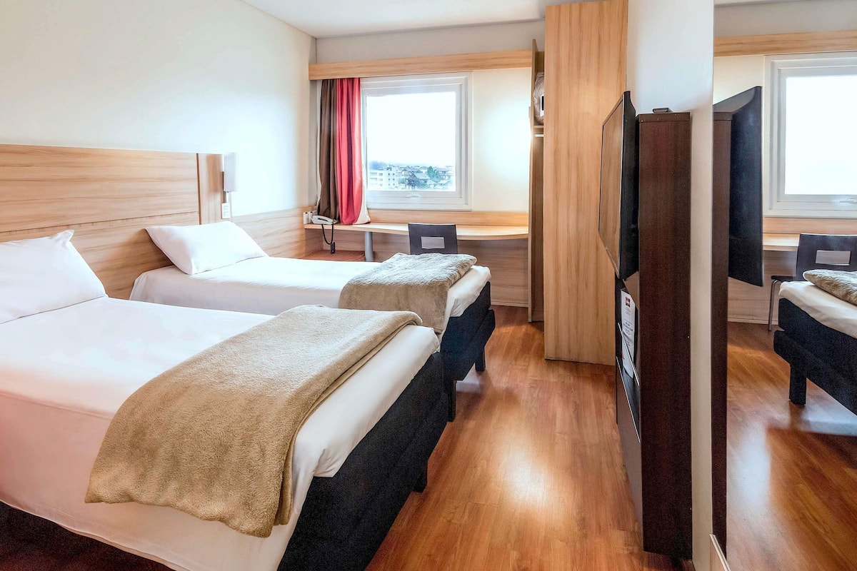 Standard Room, 2 Twin Beds | In-room safe, desk, free cribs/infant beds, free WiFi