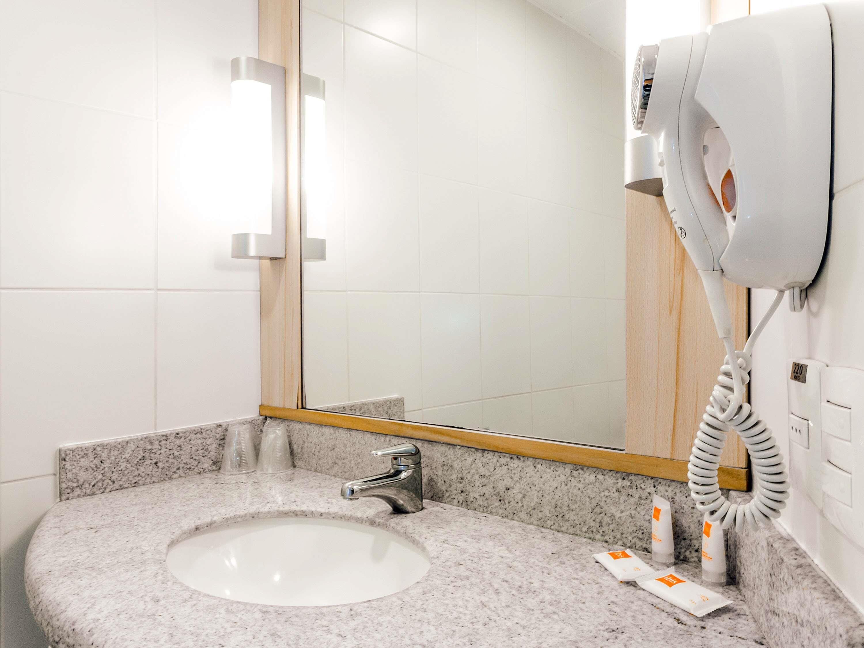 خزنة داخل الغرفة ومكتب وأسرّة أطفال/رضّع (مجانًا) وواي فاي مجانًا