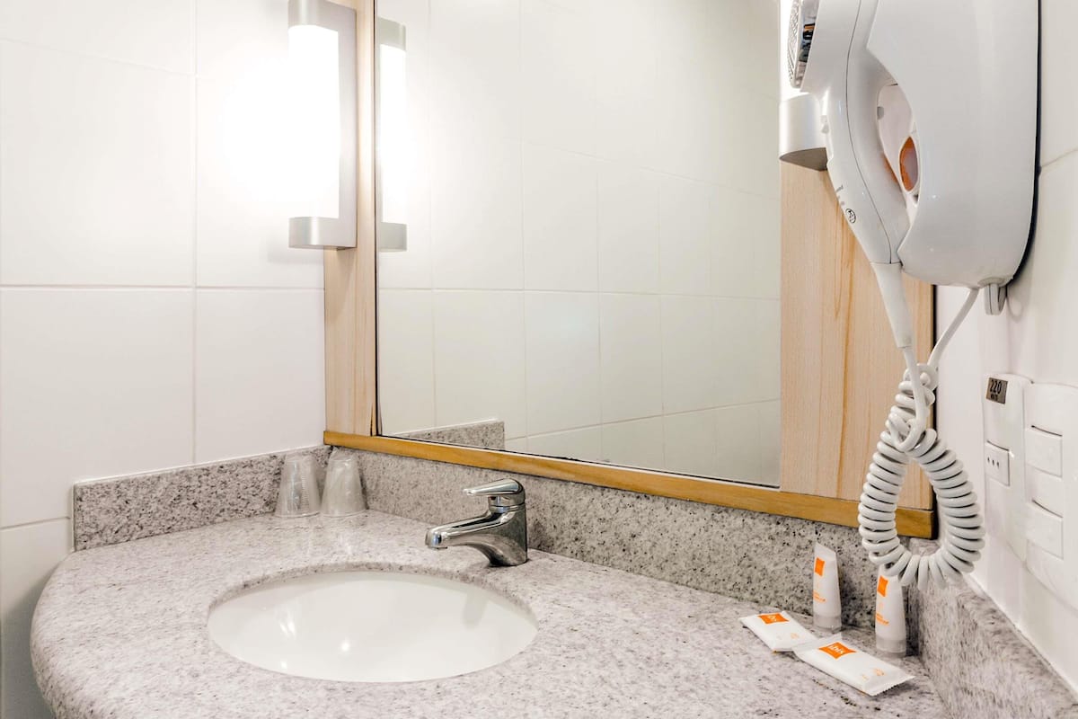 خزنة داخل الغرفة ومكتب وأسرّة أطفال/رضّع (مجانًا) وواي فاي مجانًا