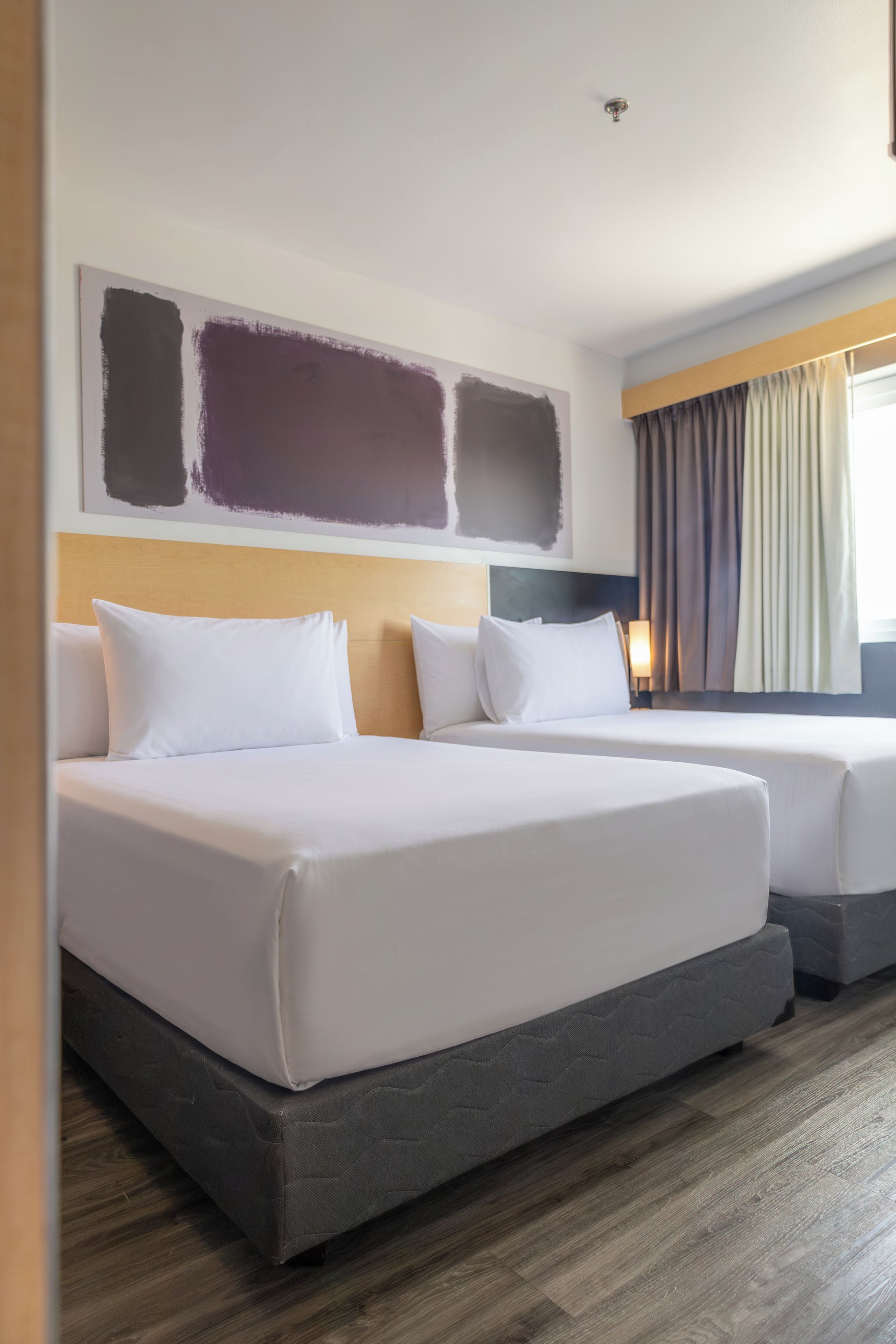 Habitación estándar doble, 2 camas dobles | Cortinas opacas, sistema de insonorización, wifi gratis y ropa de cama
