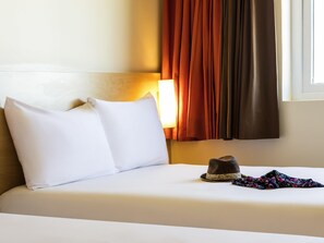 Standard Double Room, 2 Double Beds | Blackout drapes, soundproofing, free WiFi, bed sheets - ibis Juarez Consulado (Ciudad Juárez)