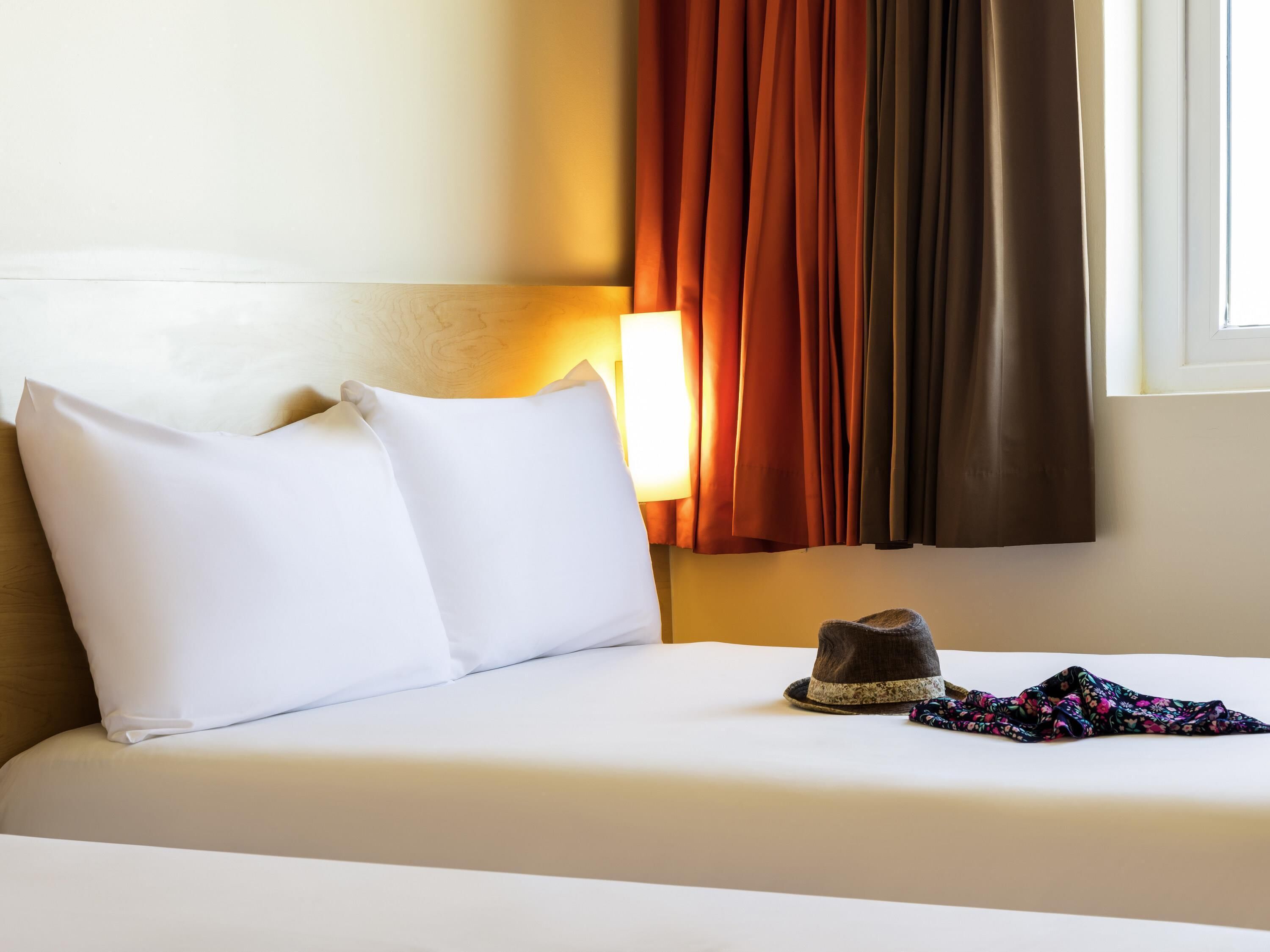 Habitación doble estándar, 2 camas matrimoniales | Cortinas blackout, insonorización, wifi gratis y ropa de cama 