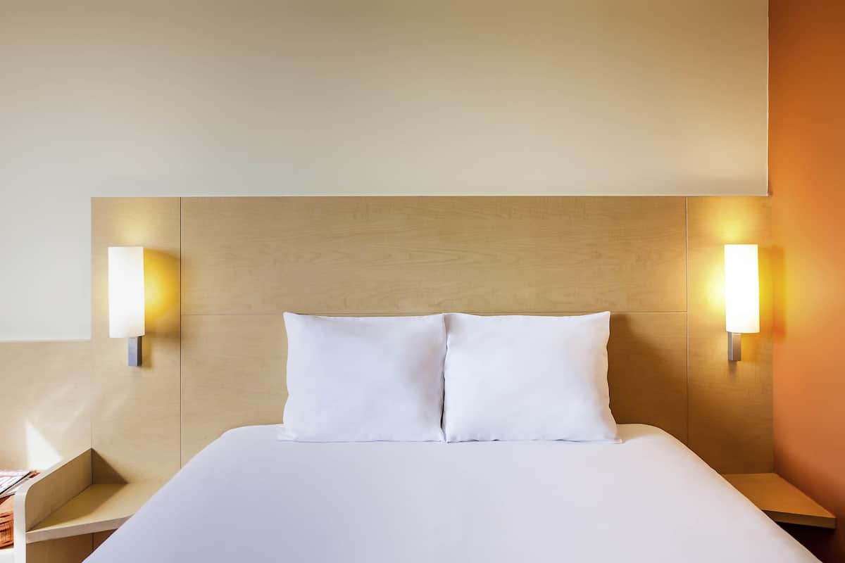 Habitación doble estándar, 1 cama matrimonial | Cortinas blackout, insonorización, wifi gratis y ropa de cama