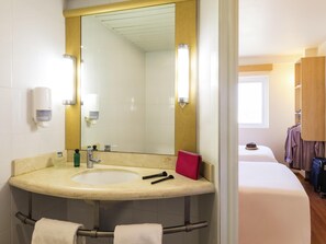 Habitación doble estándar, 2 camas matrimoniales | Cortinas blackout, insonorización, wifi gratis y ropa de cama 