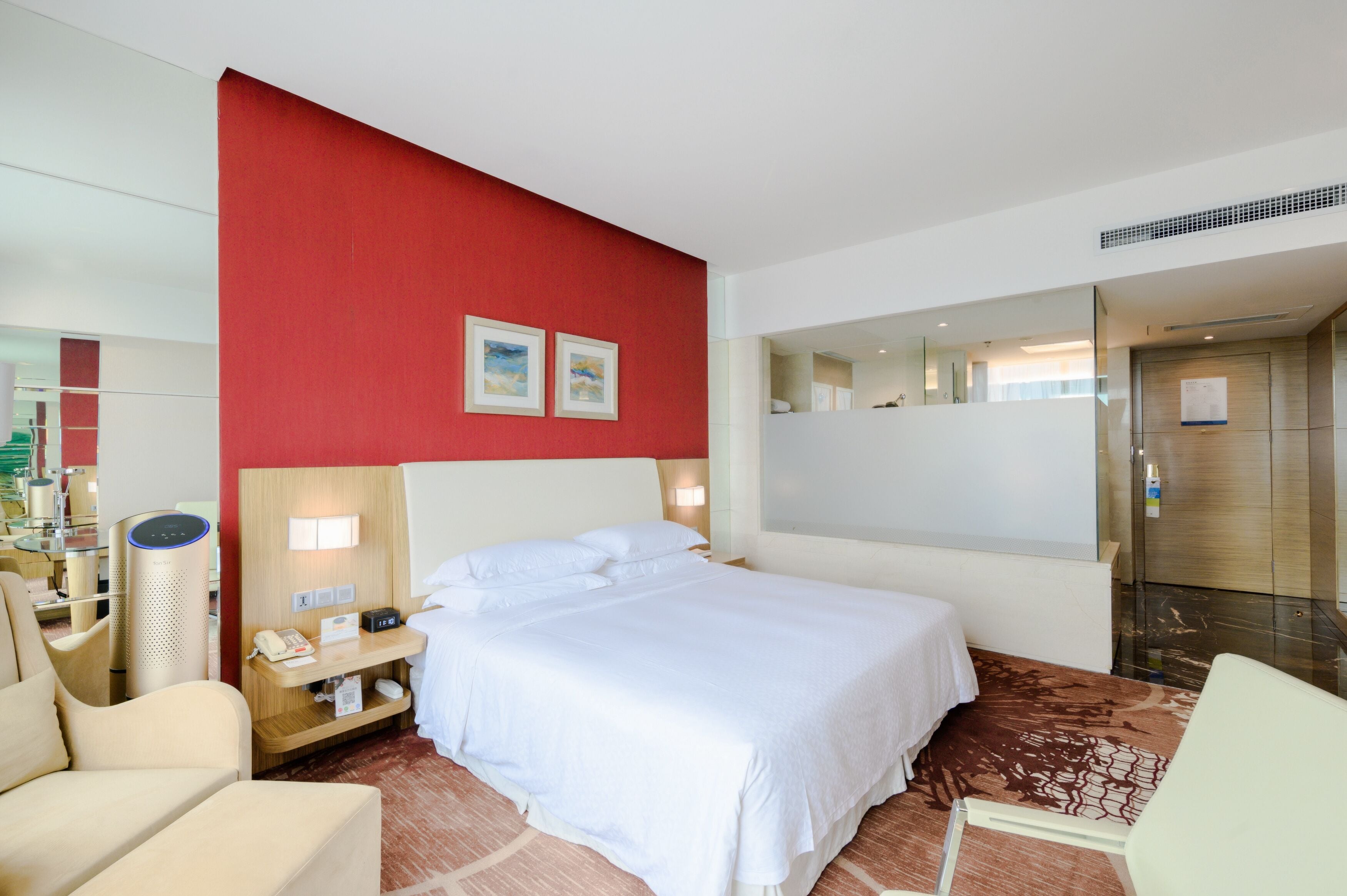 executive room, 1 king bed | down duvets, minibar, in-room safe, desk